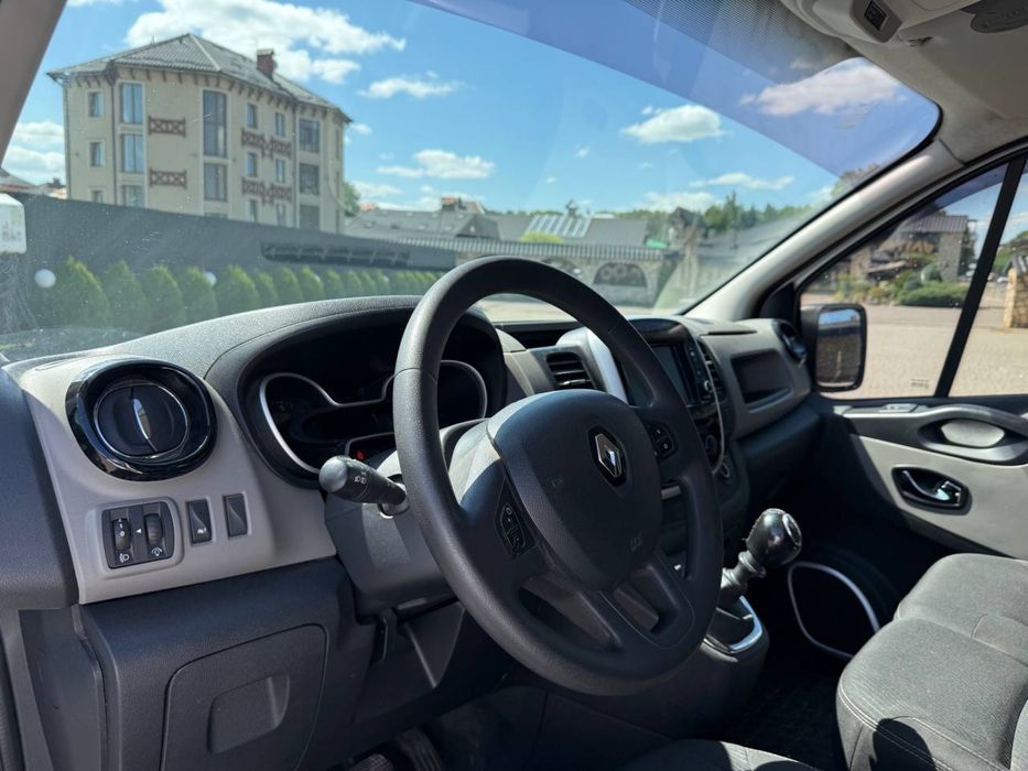 Оренда буса Renault Trafic у Львові. Прокат авто Львів
