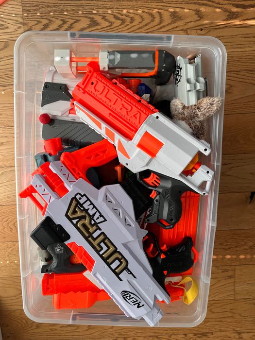 pistolety Nerf.