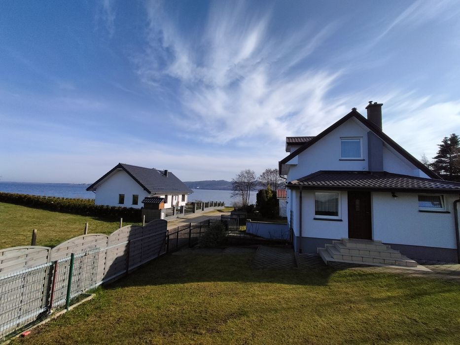 "Dom przy brzegu" w Nadolu nad jeziorem Żarnowieckim.