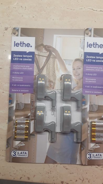 Dwa zestawy lampek Led na zawiasy