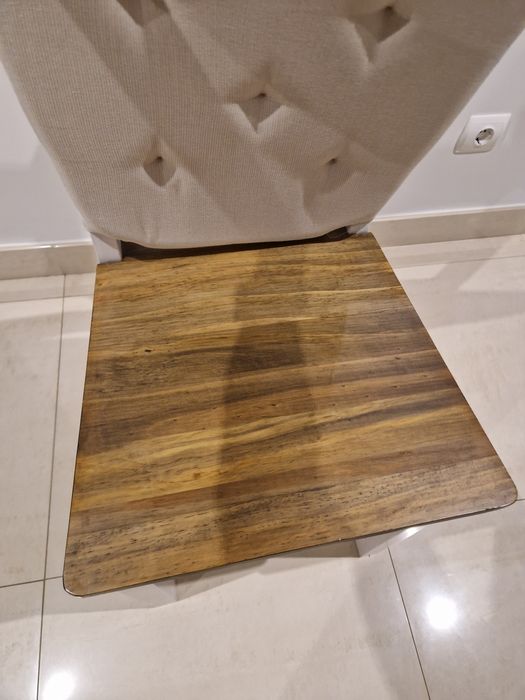 Conjunto de 6 cadeiras com almofada de sentar-se.