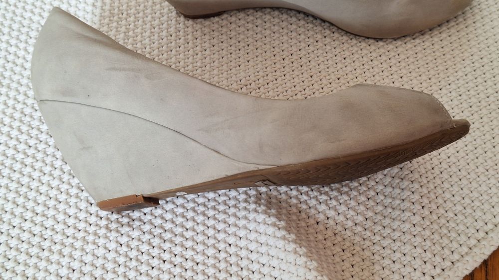 Beżowe buty na koturnie rozm.39