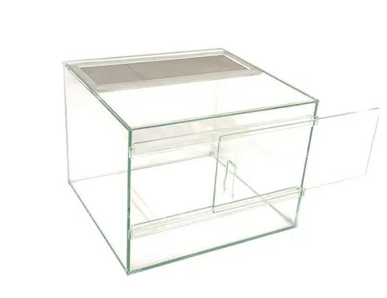 Тераріуми різних розмірів, лампи, гігрометр, термометр