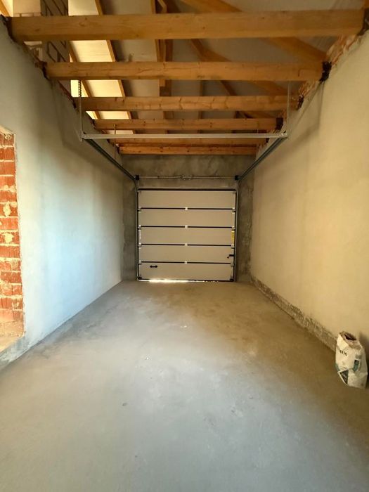 Красивий якісний будинок з великою земельною ділянкою