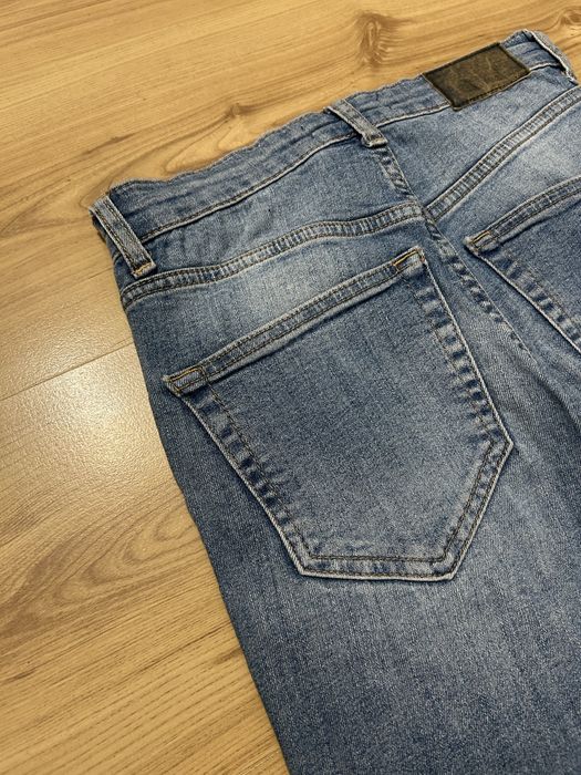 Sprzedam niebieskie dżinsy dzwony z kieszeniami Pull&Bear