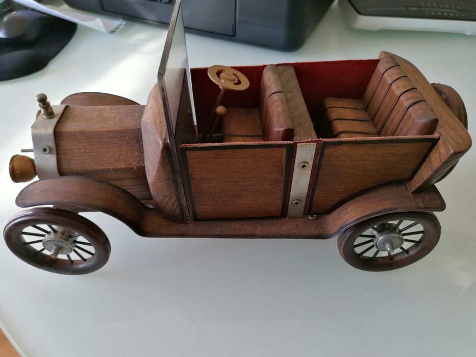 Carro antigo em madeira feito à mão,