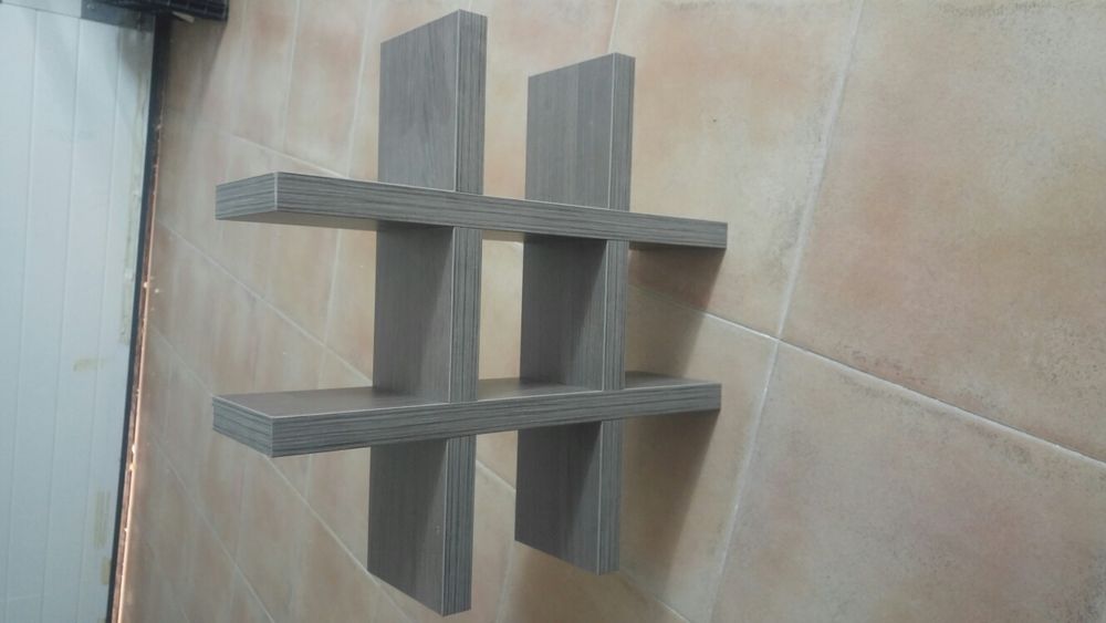 parteleiras de madeira,80x55x15. A cinza e mais pequena com 50x49x13