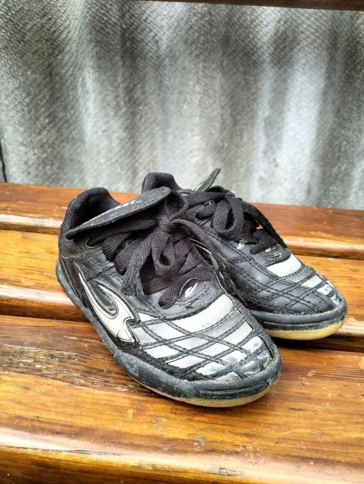 Дитяче футбольне взуття 28