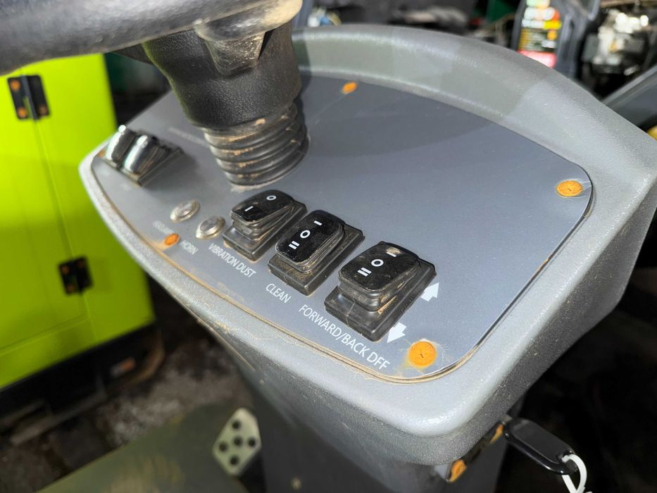 Нова електрична прибиральна машина для відкритих/закритих територій