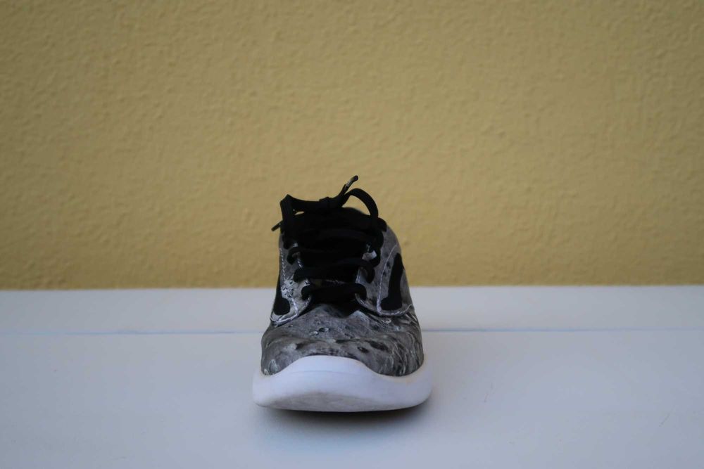 Tênis Vans com Padrão "Moon Surface"