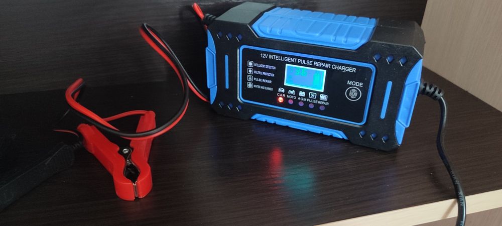 Зарядний пристрій для автомобільного акумулятора 12V6A