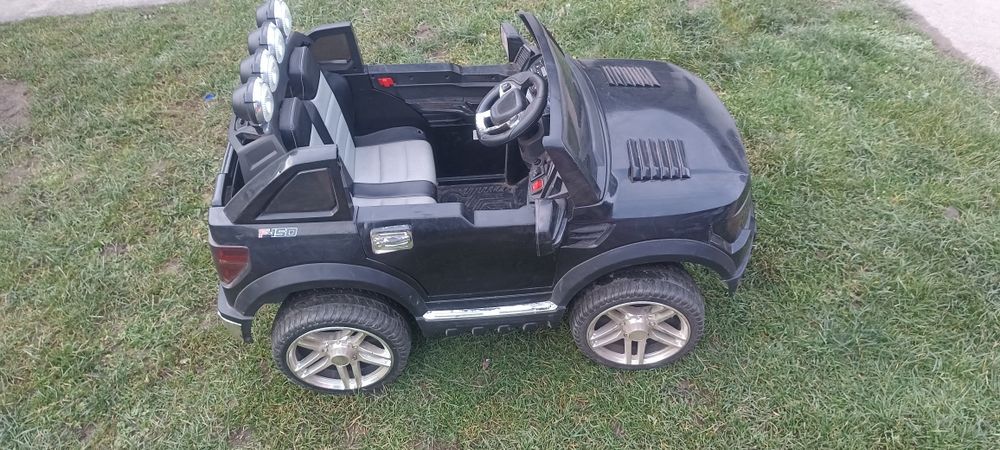 Дитячий електромобіль