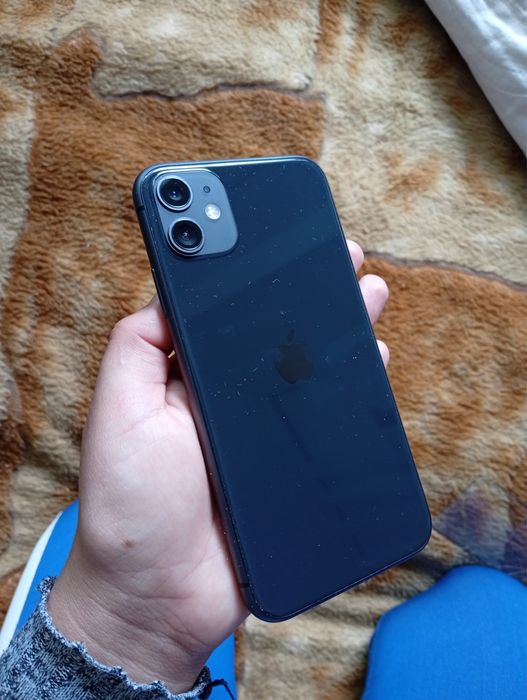 Selling iPhone 11 black
