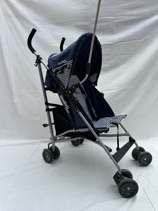 Carrinho de bébé com guarda sol