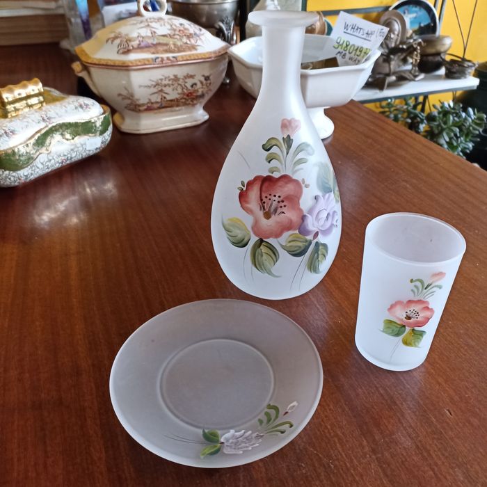 Garrafa de mesa cabeceira com copo e prato em vidro fosco motivo flora