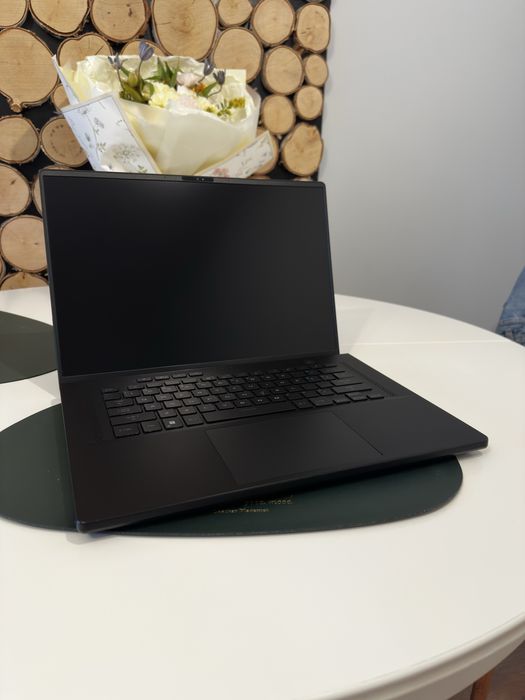 ASUS ROG Zephyrus M16 – i9-13900H  RTX 4070 64 GB RAM  1 TB SSD 240 Hz