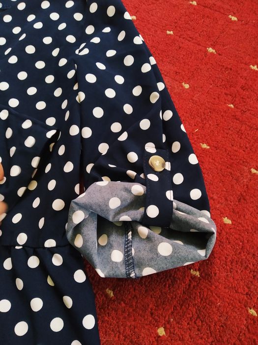 Продам сукню в горошок.