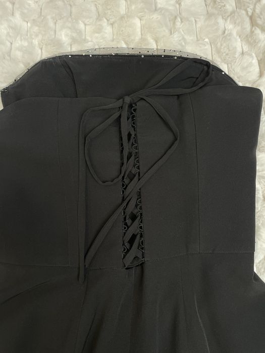 Sukienka na studniówkę z kryształkami i wiązaniem na plecach