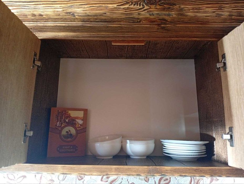 Дерев'яний будиночок з банею подобово, також є мангал та альтанка