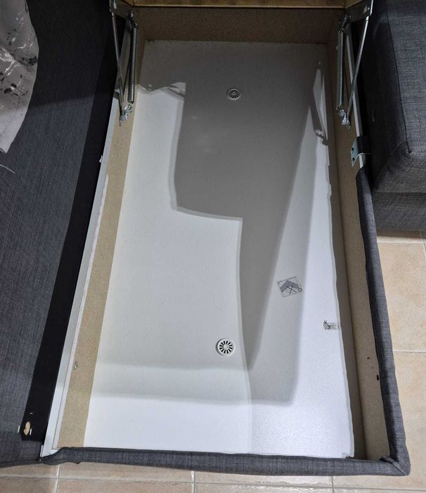 Sofá de canto cinzento com chaise longue e arrumação