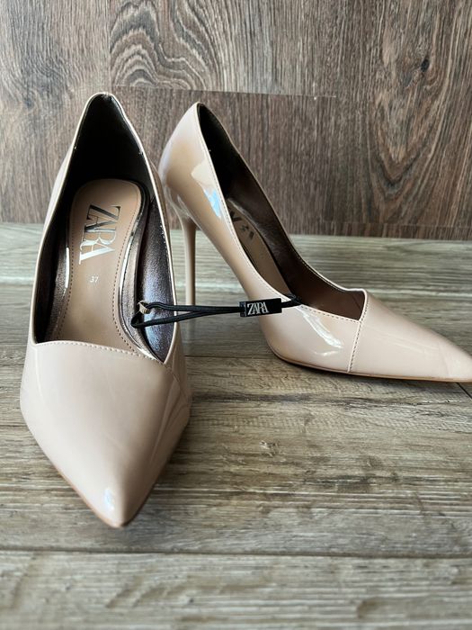 Туфли бежевые лаковые Zara