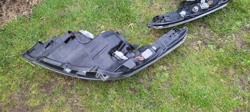Lampa przód prawa lewa avensis t27 polift