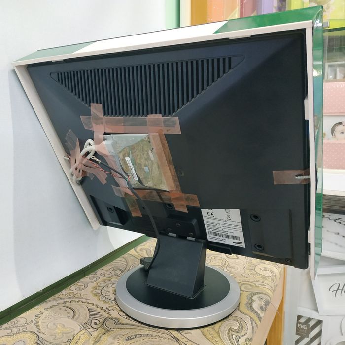 Монітор з сенсорним екраном.