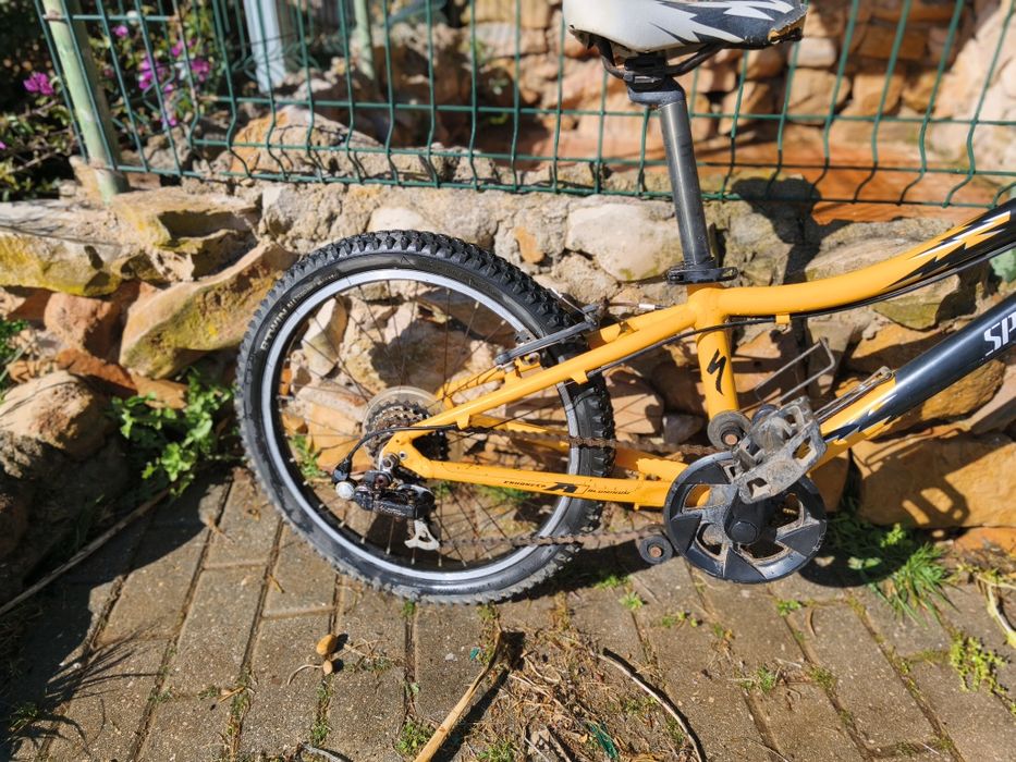 Bicicleta Specialized Roda 20, inclui capacete