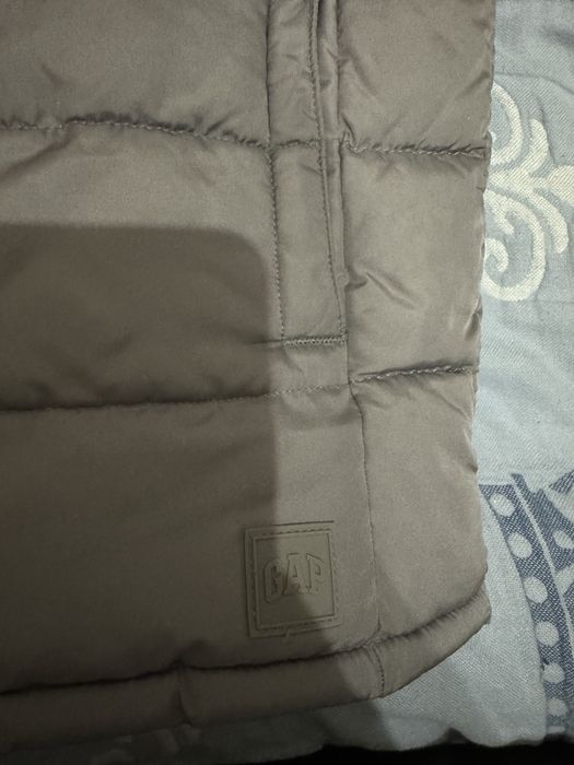 Продам детскую жилетку GAP размер S
