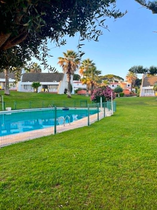 Moradia V2+1 em Vilamoura com Piscina e Estacionamento Privado