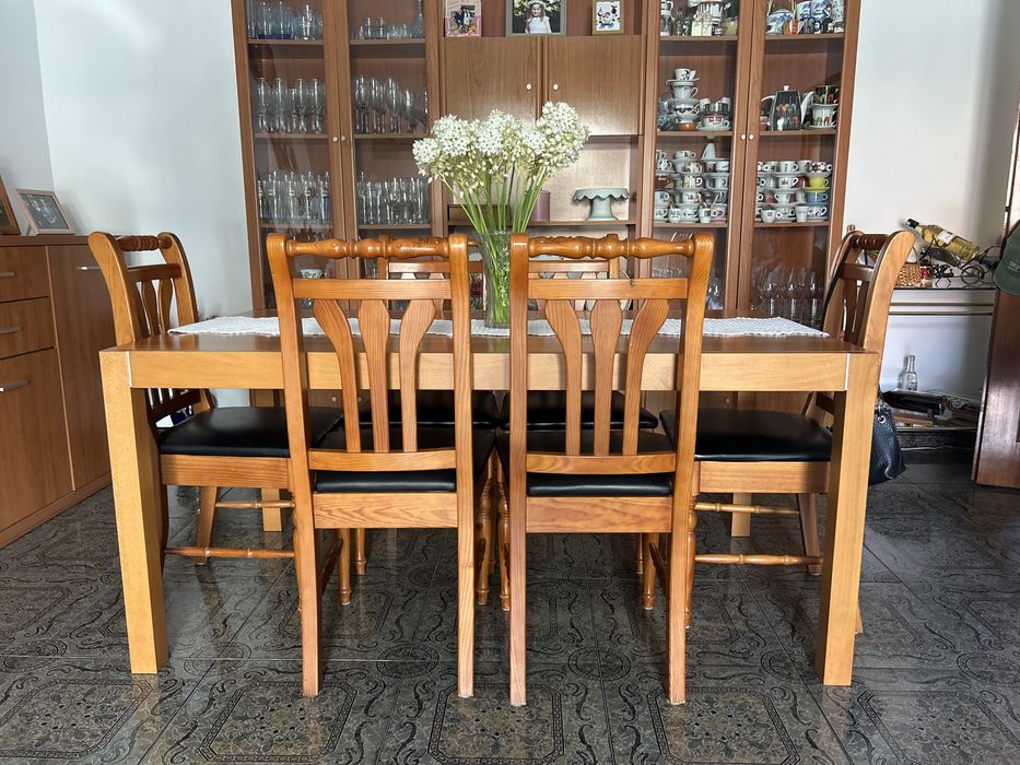 Mesa com 6 cadeiras