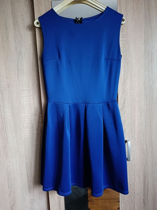 Sukienka w kolorze chabrowym