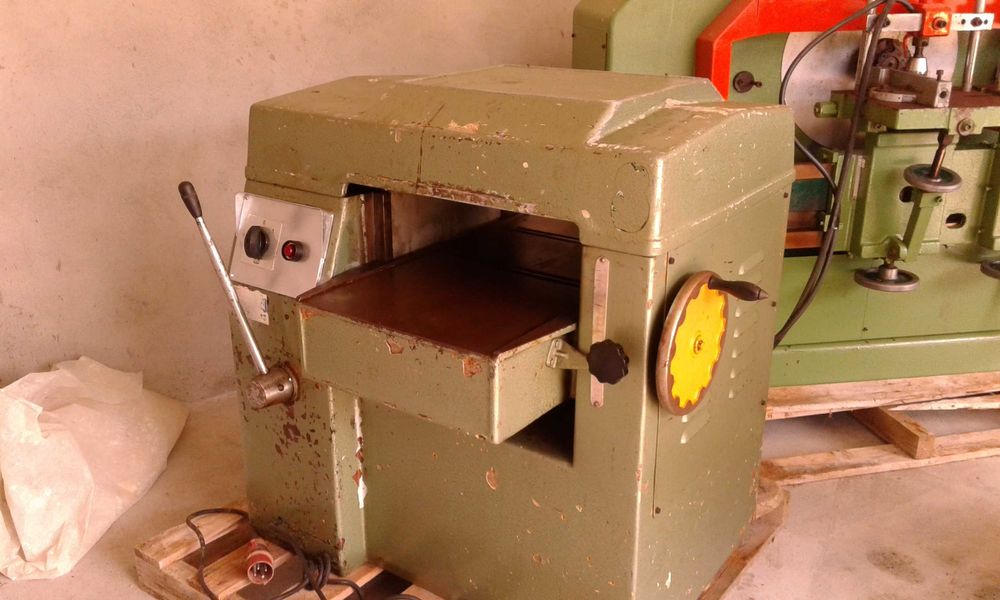Maquina de Carpintaria desengrossadeira pinheiro e varias madeiras
