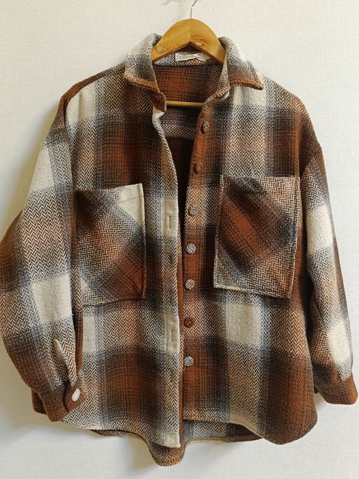 теплая коричневая рубашка в клетку