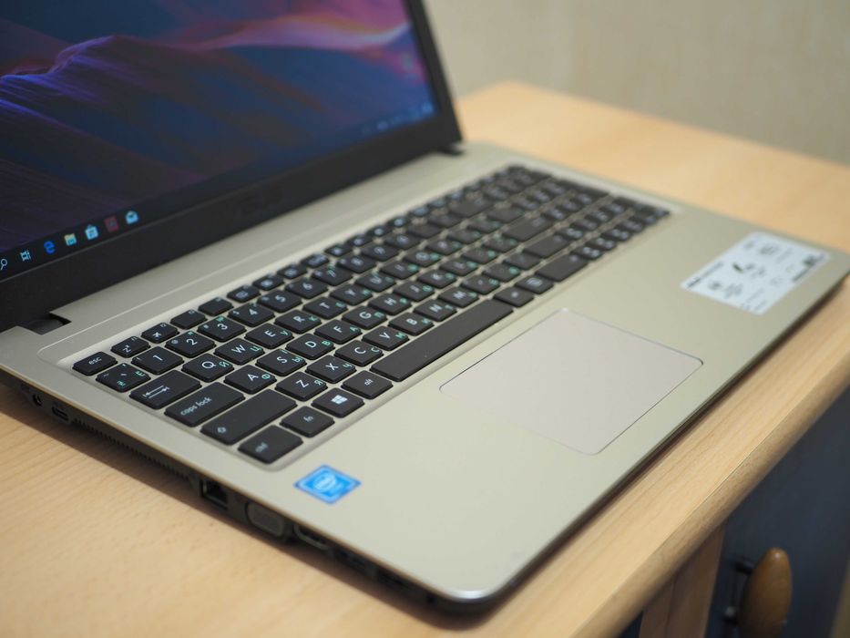 Ігровий сучасний ноутбук Asus NVIDIA GeForce MX110 (2Gb), чотирьох ядерний Intel Pentium N5000 Silver, RAM 4Gb SSD 500Gb, Батарея 5 годин, 0% зносу.