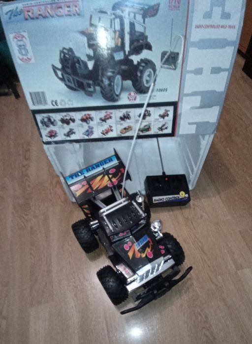 Машинка радіо управляємая.