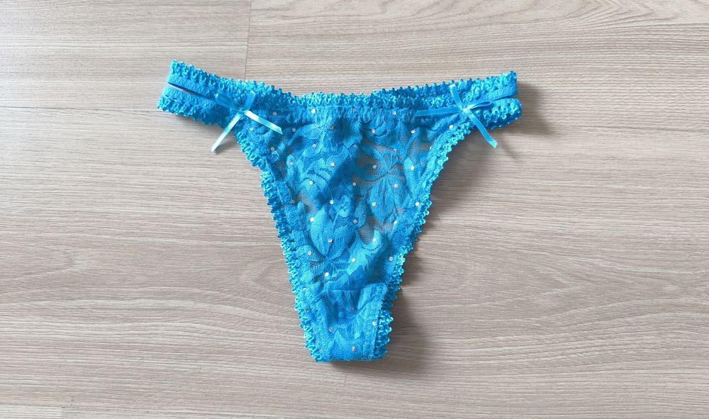 Błękitne niebieskie stringi koronkowe XS