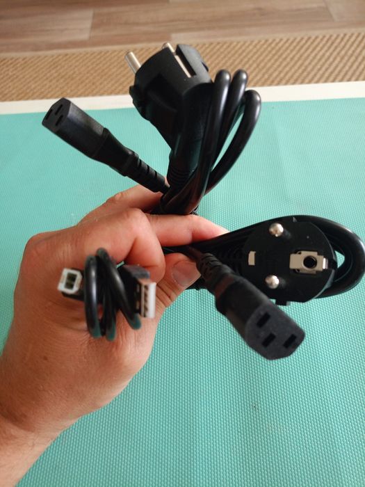 Kabel zasilający+ kabel USB.