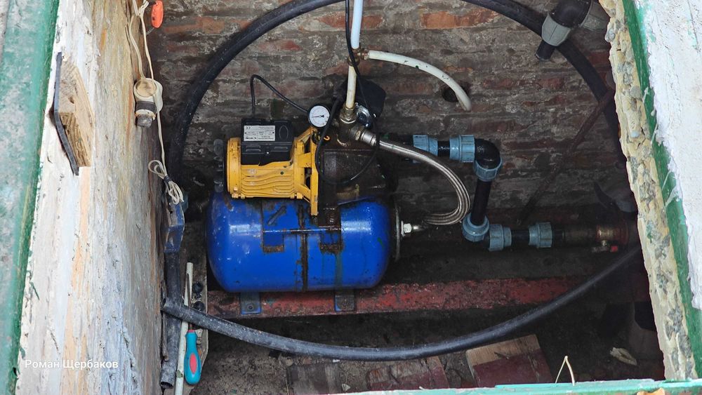 Будинок в селі з газом, пічкою, свердловиною, гарна земельна ділянка