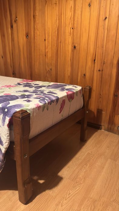 Cama de solteiro antiga