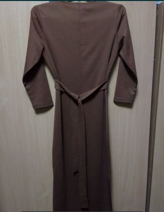 Сукня футляр з трикотажу. Шоколадна сукня з розрізами