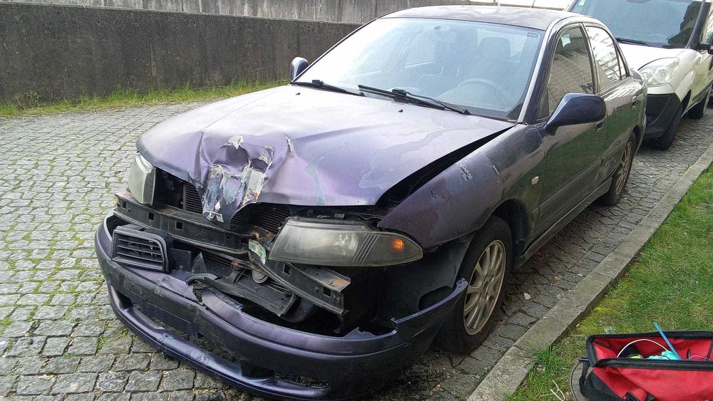 Mitsubishi Carisma 2004 – Peças (motor, caixa, portas, interiores)