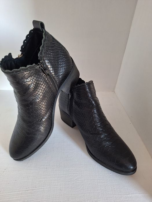 Botas cor preto de salto.