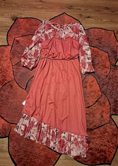 Нежно-розовое платье сукня в красные цветы.