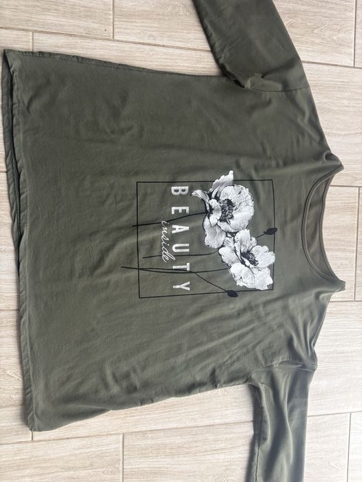 Zielona bluzka ze srebrym motywem kwiatowym używana.