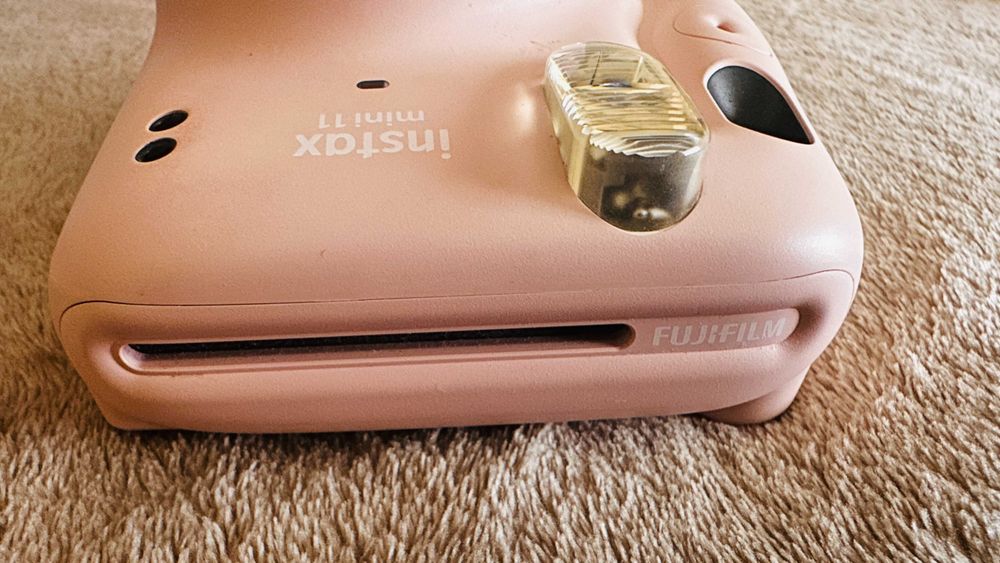 Câmara Fotográfica Instantânea Fujifilm Instax Mini 11 (Blush Pink) – Como Nova!