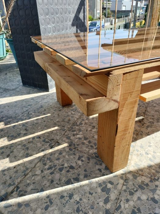 Mesa de televisão em madeira