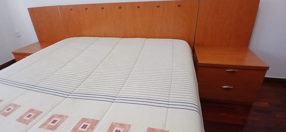 Cama de casal com colchão e mesas de cabeceira