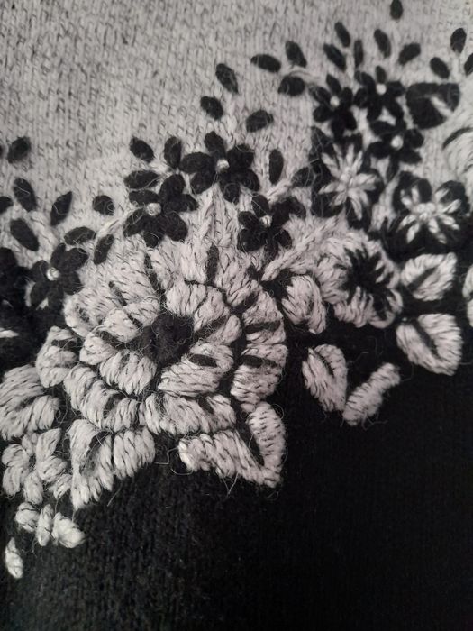 Sweter damski z haftem