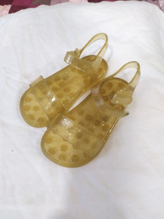 Продам босоніжки для дівчинки